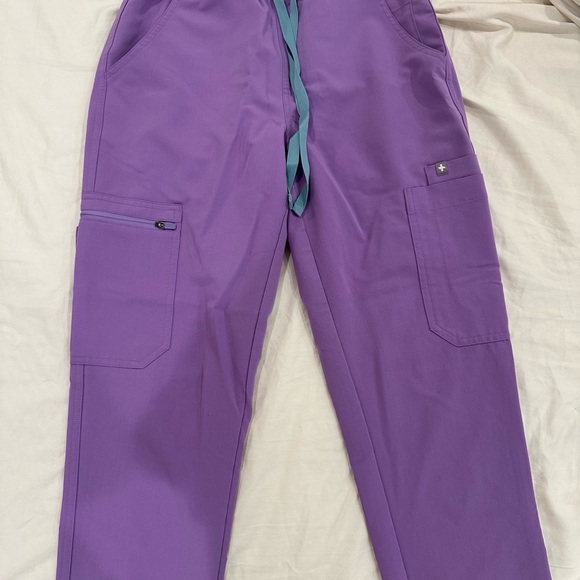 Figs lilac dawn Rafaela top and Yola bottoms - Picture 7 of 7